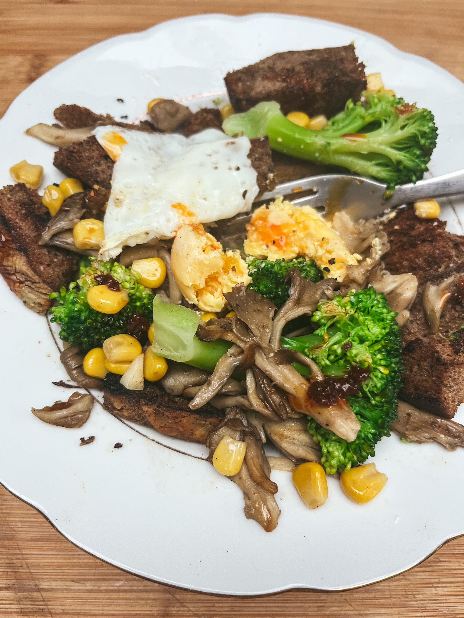 garlic mushrooms, spiced croutons, buttered brocolli