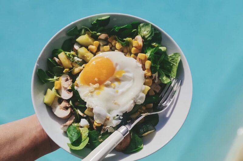 A sunny spinach salad to welcome Spring