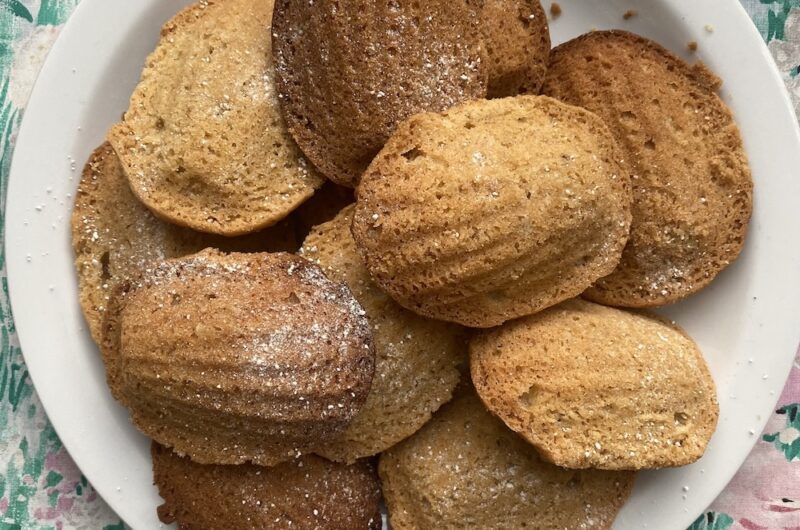 Walnut bear paw cakes